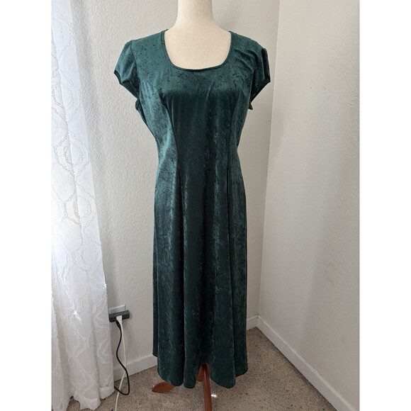 Brett Alixander Dresses & Skirts - Vintage Women’s size 10 Green Velvet Midi Dress Y2K Witchy Goth Renaissance